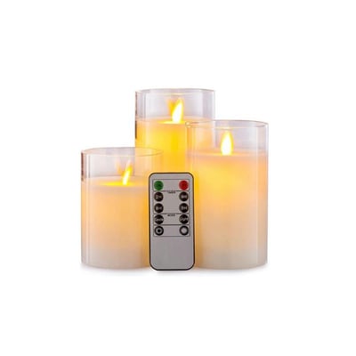 LEDlife LED bloklys i glas, alle tre størrelser, sammen med en fjernbetjening på en hvid baggrund.