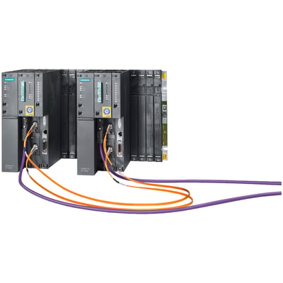 Siemens SIMATIC S7-400H synkroniseringskabler forbinder to PLC-enheder med orange og lilla kabler på hvid baggrund.