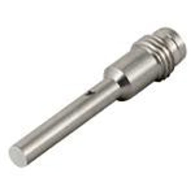 Carlo Gavazzi induktivaftaster IBS04SF15M5IO, Ø4 og 1,3 mm rækkevidde, vist skråt med slank metalføler.