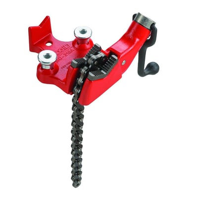 Ridgid kæderørholder BC210 set fra siden, viser den robuste støbejernskonstruktion og kædehåndtaget i rød.