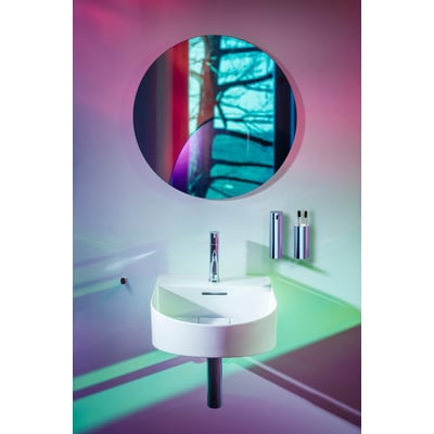 Laufen Hali sæbedispenser i blank krom, vist på et moderne badeværelse med farvet lysprojektion.