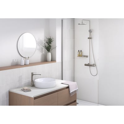 Oras Linea Rain bruserarmatur i krom med termostat og brusehoved i et moderne badeværelsesmiljø.