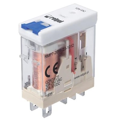 Relpol stikrelæ 12 A med 1 C/O-funktion og 24 V DC-spole, vist skråt med gennemsigtigt hus og blå kontakt.