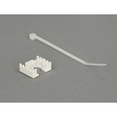 Hvide kabelholdere og en kabelbinder ses på grå baggrund; Delock Keystone-modulet er et sølvfarvet RJ45-hunstik.