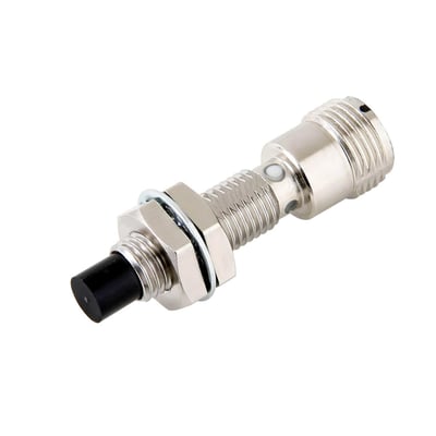 Nærbillede af Omron induktiv sensor E2E-X4MB1T8-M1, viser sort detekteringsstift, rustfri stålhus og M12 konnektor.