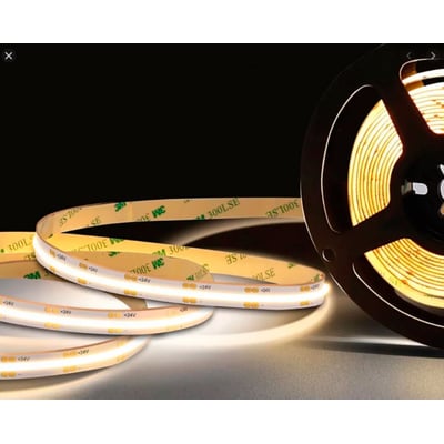 ALL-Light COB LED strip 5 meter 3000K RA90, 24V DC, 10W, vist sammen med en sort spole på en mørk baggrund.