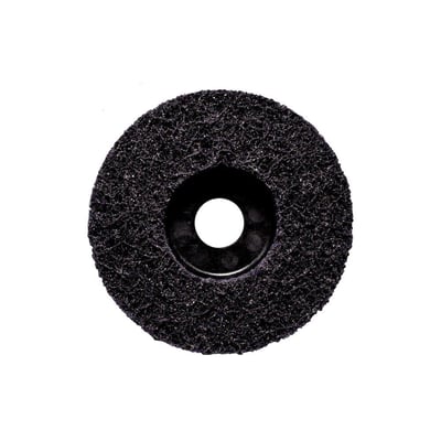 Bagside af Scotch-Brite Clean and Strip XT Pro-rondel, der viser det grove, sorte slibevæv og det centrale monteringshul.