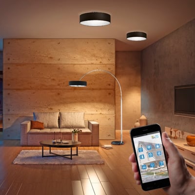 Trio Lighting Hotel loftlampe i sort med 50cm diameter og plads til 3xE27 pærer, vist i en moderne stue.