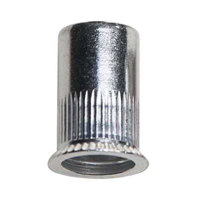 Nærbillede af Masterfix blindnittemøtrik med M4 gevind og undersænket hoved, viser ribbestruktur og aluminiumsmateriale.