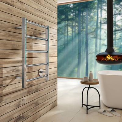 Smedbo dry el-opvarmet håndklædetørrer i rustfrit stål, monteret på trævæg i moderne badeværelse med udsigt til skov.