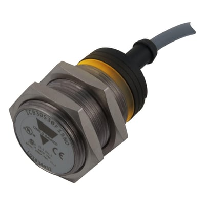 Carlo Gavazzi induktiv M30-sensor med forniklet metalhus, synligt gevind, sekskantmøtrik og fast kabel.