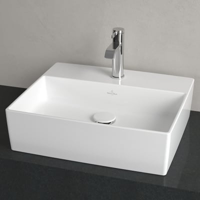 Villeroy & Boch Memento 2.0 topmonteringsvask monteret på sort bordplade med krom vandhane og afløb.