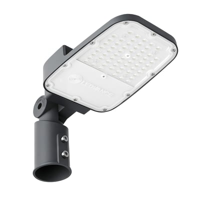 Grå LEDVANCE Streetlight Area S gadearmatur på masteadapter, set skråt forfra med synlige LED'er.