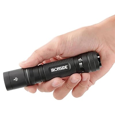 Sort Ironside genopladelig LED-lommelygte med riflet greb holdes i en hånd.