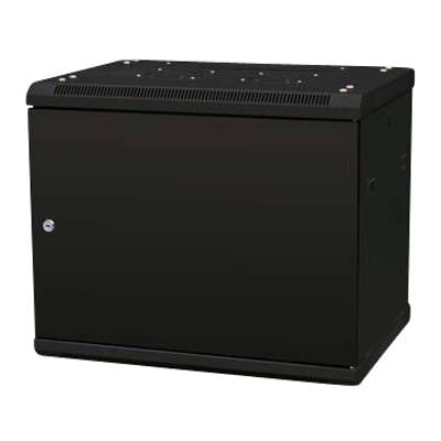 Sort Lan-Com 19-tommers vægrack med pladedør, vist forfra og fra siden med ventilationsåbninger øverst.