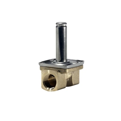 Danfoss EV210B magnetventil set skråt fra siden, fremhæver messinghuset og det cylindriske stempel på en hvid baggrund.