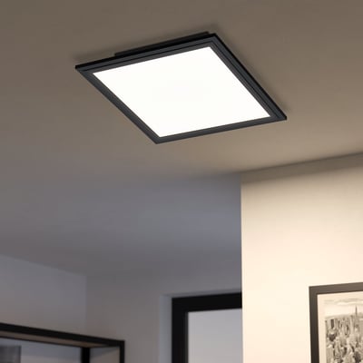 EGLO Salo-Z loftpanel i sort monteret i et moderne rum med dæmpet belysning.