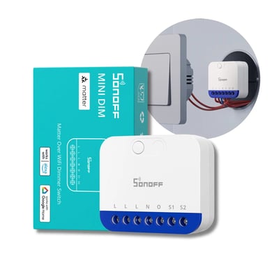 Sonoff MINI-DIM smart lysdæmper til Matter over WiFi, vist med emballage og monteret bag en lyskontakt.