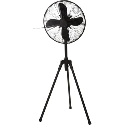 Sort gulvventilator med rund beskyttelsesrist og tre brede rotorblade på trefod; højden kan justeres fra 112 til 155 cm.
