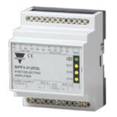 Carlo Gavazzi fotoforstærkerrelæ MPF2-230RS til 230 VAC med gråt kabinet og tilslutningsklemmer, set skråt forfra.
