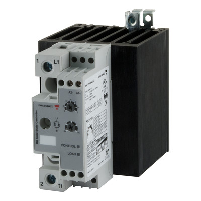 Carlo Gavazzi 1-polet analog-styret solid-state relæ med grå front, sorte køleribber og synlige tilslutninger.