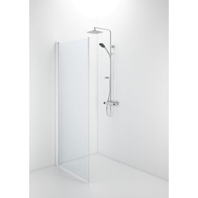Contura Shower Space lige brusedør med klart glas, hvid profil og profilhåndtag, vist monteret i en bruseniche.