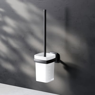 AM.PM Gem toiletbørste med holder i mat sort og frostet hvid, monteret på en mørk, tekstureret væg.