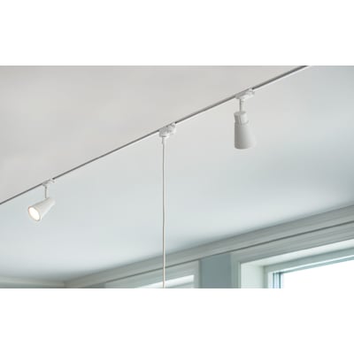 SG Armaturen Zip 230V indbygning L-stykke i hvid, monteret på skinne med to spotlights på et hvidt loft.