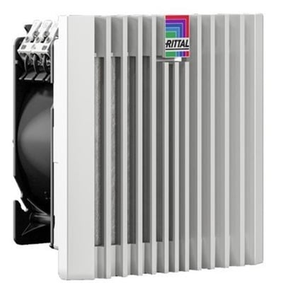 Nærbillede af Rittal Blue e+ filterventilator med synligt Rittal logo i farver, viser detaljer på lameller og ventilatorvinger.