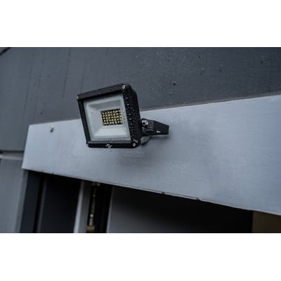 Brennenstuhl 20W LED projektør i brug udendørs, let dugget på grund af vejret, fastmonteret.
