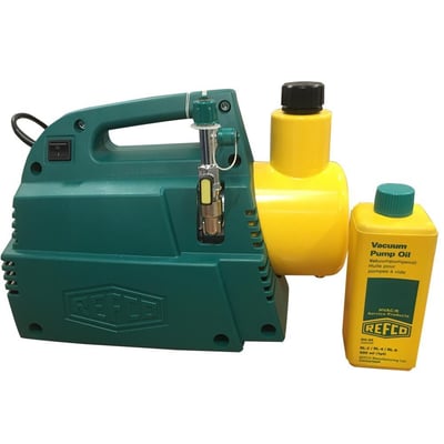 Refco RL-8 vakuumpumpe med grønt kabinet og gul oliepumpeflaske ved siden af, 2-trins model.