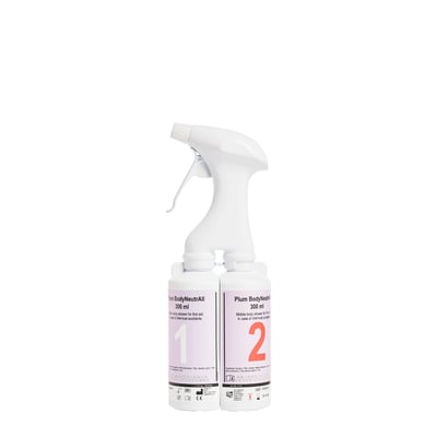 Plum BodyNeutrAll nødspray på 600 ml med hvidt sprøjtehåndtag og to mærkede beholdere i dobbeltkammer.