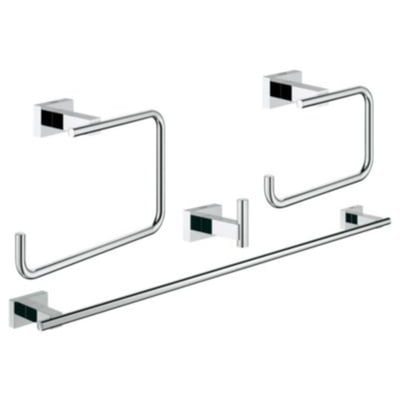 Grohe Essentials Cube tilbehørssæt i krom vist samlet med håndklædekrog, ring, papirholder og håndklædestang på hvid baggrund.