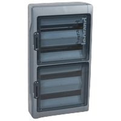 Legrand Plexo³ IP65 gruppetavle med 4 rækker og 18 moduler i lys og mørkegrå. Tavlen har to vendbare døre og er fremstillet af robust polystyren.