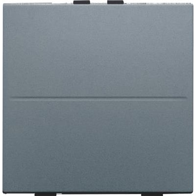 Niko trådløs 2-tryks tangent i stålgrå farve med en diskret vandret linje på fronten og sorte monteringsdetaljer øverst og nederst.