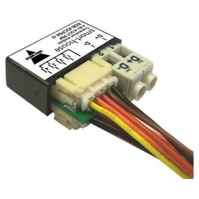 Carlo Gavazzi BDB-IOCP8 ind- og udgangsmodul til smart house med stik og flerfarvede ledninger.