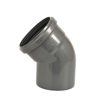 Nicoll Friaphon Ø110 mm x 45° bøjning i grå plast, vist isoleret på hvid baggrund med synlig gummipakning.