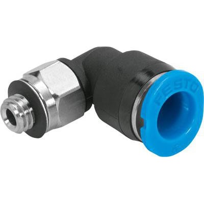 Festo vinkel-forskruning QSML-M5-3 med sort plasthus, M5 gevind og blå push-in indgang på hvid baggrund.
