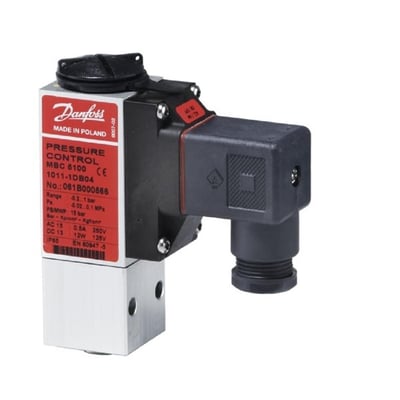 Danfoss MBC 8100 trykkontrolventil med mærkat og elektrisk tilslutning på hvid baggrund.