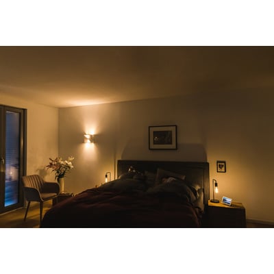 Osram SMART+ PIN LED pære oplyser et soveværelse med varmt, justerbart lys fra G9-pæren i loftet og på sengebordet.