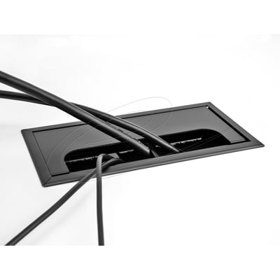 Sort DeLock-kabelgennemføring til bordmontering, 80 x 80 x 28 mm, med børste og kabler ført gennem åbningen.