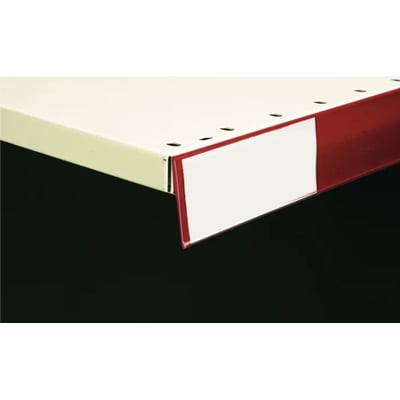 Hyldeforkant med rød kant og hvidt felt til mærkning, fastgjort på en hylde med tape.