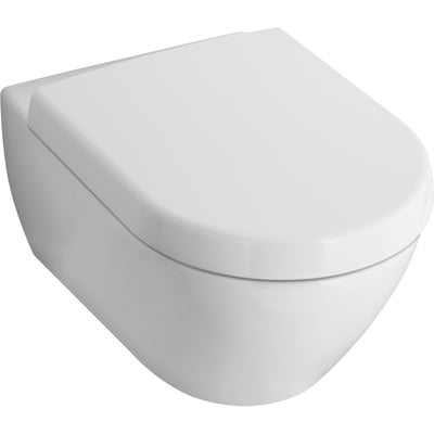Hvid Villeroy & Boch Subway 2.0 væghængt toiletskål med afrundet form og låg, set skråt forfra.