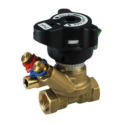 Nærbillede af Danfoss MSV-BD ventilens messingkrop med DN 15 mærkning og tilslutningsgevind.