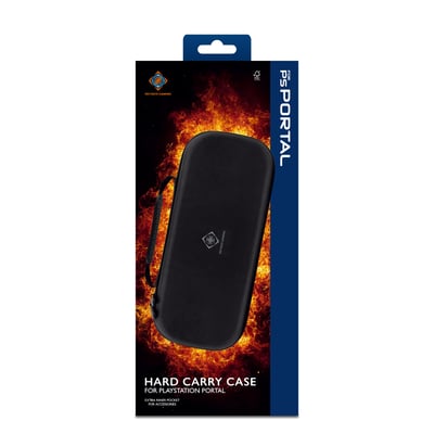 Deltaco Hard Carry Case til PlayStation Portal, sort, præsenteret på en baggrund af flammer.