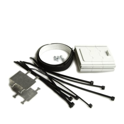 CommScope BUDI-S-SEAL kabelindføring komplet sæt med holdere, strips, skruer og forsegling på hvid baggrund.