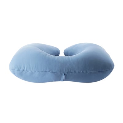 Travel Blue Ultimate Pillow nakkepude i lyseblå, designet til optimal støtte og komfort med en kombination af oppustelig del og syntetisk dun.