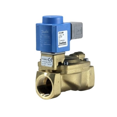 Danfoss magnetventil EV220B 25B, set fra siden med fokus på messingkonstruktion og blå el-spole, hvid baggrund.