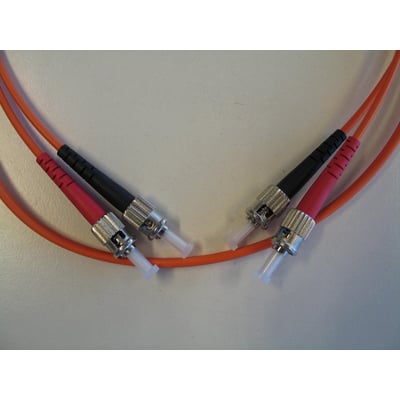 Orange fiberoptisk patchkabel med st/pc konnektorer i hver ende, 62,5/125 μm duplex 2mm lszh.