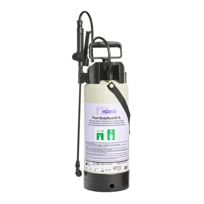 Plum BodyNeutrAll Mobile Shower 5L i beholder med bærehåndtag, slange og spraylanse.